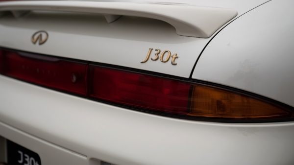 INFINITI J30t rear profile
